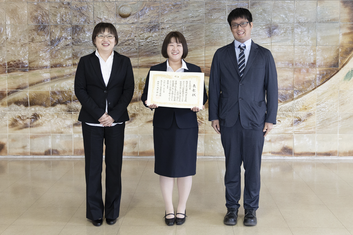 賞状を持つ3人。左から田中氏、塩澤氏、設樂氏