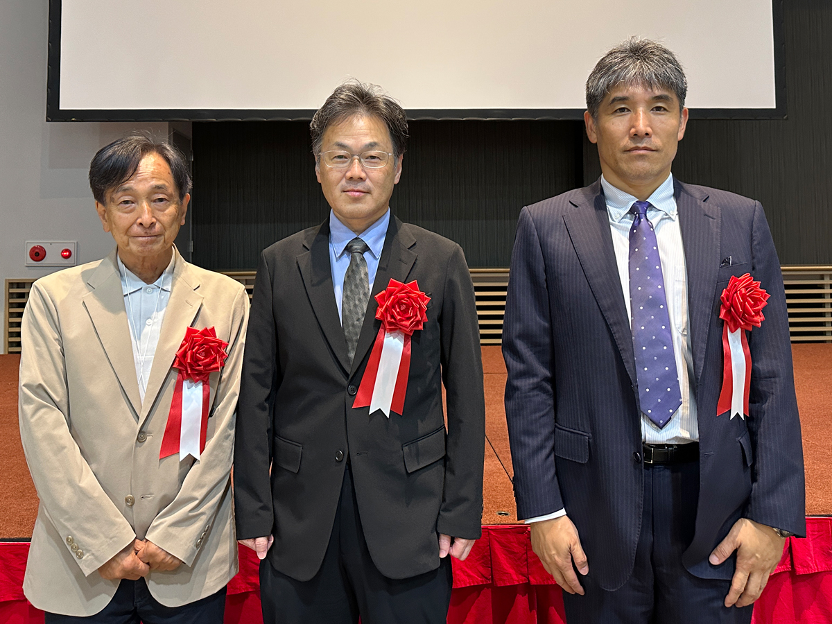 受賞した松本 浩さん、惠郷 博文さん、稲垣 隆宏さん(左から)